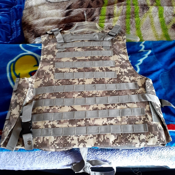 Survivors vest - Picture 2 of 4